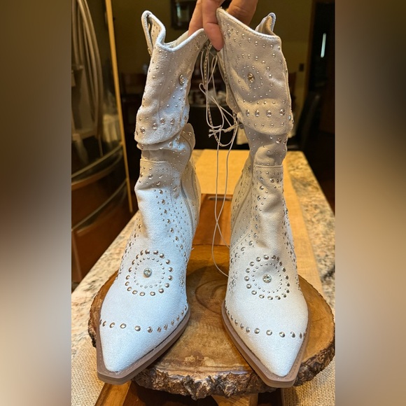 Very G Studded Cream  Heeled Boots - NWOT. 9.5 - Picture 3 of 12